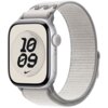 Na zdjęciu widoczny jest szary pasek do zegarka Apple Watch z serii Nike Sport Loop, przymocowany do zegarka z wyświetlaczem pokazującym godzinę 10:09 oraz logo Nike. Pasek ma teksturowaną powierzchnię i jest wykonany z materiału przypominającego tkaninę.