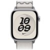 Szary pasek do zegarka Apple Watch z serii Nike Sport Loop jest przymocowany do zegarka, którego tarcza wyświetla godzinę 10:09 na tle geometrycznego wzoru. Na tarczy widoczne jest logo Nike.