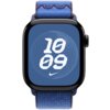 Czarny zegarek z niebieskim paskiem sportowym, na ekranie widoczny jest biały napis "10 09" na tle geometrycznego wzoru oraz logo Nike. Pasek ma teksturę z widocznymi szwami w ciemniejszym odcieniu.