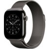 Smartwatch z okrągłą tarczą wyświetlającą cyfry i wskazówki, z metalową bransoletą o plecionym wzorze. Tarcza zegarka pokazuje czas w formacie analogowym z oznaczeniami minut i godzin.