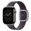 Ciemnofioletowy pasek do zegarka Apple Watch z nowoczesnym zapięciem, przeznaczony dla modeli 38/40/41/42 mm. Zegarek ma okrągłą tarczę z białymi oznaczeniami godzin i minut na czarnym tle.
