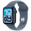 Na zdjęciu widoczny jest smartwatch z granatowym paskiem, na którego ekranie wyświetlana jest godzina "10:09" w dużych, niebiesko-czarnych cyfrach. Pasek ma metalowe zapięcie, a obudowa zegarka jest ciemna.
