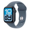 Na zdjęciu widoczny jest smartwatch z granatowym paskiem, z wyświetlaczem pokazującym duże cyfry "10" i "09" na niebieskim tle. Pasek ma metalowe zapięcie i gładką powierzchnię.