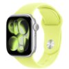 Neonowo żółty pasek do zegarka Apple Watch jest przymocowany do srebrnej koperty zegarka, na której wyświetlacz pokazuje abstrakcyjny wzór w odcieniach zieleni i czerni. Pasek ma metalowe zapięcie i otwory regulacyjne.