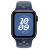 Smartwatch z niebieskim paskiem w pomarańczowe i białe plamki, z perforacjami, wyświetla na ekranie cyfry "10:09" na tle geometrycznego wzoru. Widoczne jest logo Nike.