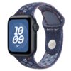 Niebieski pasek do zegarka z perforacjami i kolorowymi akcentami, z widocznymi napisami "Apple Watch" i "Nike". Na ekranie zegarka widoczny jest biały napis "10 09" na niebieskim tle z białym logo Nike.