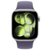 Smartwatch z mleczno-fioletowym paskiem, wyświetlający abstrakcyjny wzór w odcieniach zieleni na ekranie. Obudowa zegarka jest srebrna, a przycisk boczny jest widoczny.