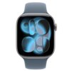 Na zdjęciu widoczny jest smartwatch z granatowym paskiem, z wyświetlaczem pokazującym abstrakcyjne, niebieskie kształty na czarnym tle. Obudowa zegarka jest metaliczna, a po prawej stronie znajduje się pokrętło.