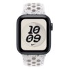 Smartwatch z czarną kopertą i wyświetlaczem pokazującym godzinę 10:09 oraz logo Nike, z szarym paskiem sportowym z okrągłymi otworami i ciemnymi plamkami.