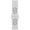 Na zdjęciu widoczny jest szary pasek do zegarka z serii Apple Watch Nike Sport Band, przeznaczony dla rozmiarów 44/45/46/49mm, w wersji M/L. Pasek ma perforowaną strukturę z okrągłymi otworami i nieregularnym wzorem w ciemniejsze plamki.