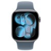 Na zdjęciu widoczny jest smartwatch z granatowym paskiem, z wyświetlaczem pokazującym abstrakcyjne, niebieskie kształty na czarnym tle. Obudowa zegarka jest metaliczna, a po prawej stronie znajduje się pokrętło.