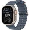 Smartwatch z granatowym paskiem o falistej strukturze, wyświetlający na ekranie informacje takie jak "WEST MARINA 385FT - 1M AGO", "10:09", "1.8 FT" oraz ikonki związane z lokalizacją i pogodą. Obudowa zegarka jest metaliczna, z widocznym przyciskiem i po