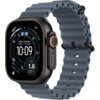 Smartwatch z ciemnym, falistym paskiem i wyświetlaczem pokazującym godzinę 10:09 oraz informacje: "WEST MARINA 385FT • 1M AGO", "1.8 FT", "SATELLITE". Na ekranie widoczne są także ikony i wskaźniki dotyczące lokalizacji i pogody.
