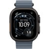 Smartwatch z granatowym paskiem wyświetla tarczę z informacjami: "WEST MARINA 385FT - 1M AGO", "10:09", "1.8 FT", oraz ikonami i wskaźnikami dotyczącymi lokalizacji i wysokości. Na ekranie widoczne są także oznaczenia "SATELLITE" i "PARKED CAR".