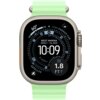 Smartwatch z zielonym paskiem wyświetla na ekranie informacje takie jak godzina 10:09, lokalizacja "West Marina", wysokość 385 stóp oraz wskaźnik 1.8 FT. Na tarczy widoczne są także ikony związane z pogodą, samochodem i satelitą.