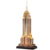 Model 3D przedstawiający oświetlony budynek Empire State Building, wykonany z 37 elementów, umieszczony na ciemnej podstawce. Struktura jest szczegółowa, z widocznymi oknami i podświetleniem, które podkreśla architekturę budynku.