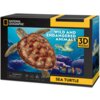 Na zdjęciu znajduje się opakowanie puzzli 3D z wizerunkiem żółwia morskiego, z napisem "National Geographic Wild and Endangered Animals 3D Puzzle Sea Turtle". Na dole opakowania widnieje ostrzeżenie o małych częściach, informacja o liczbie elementów (31) 