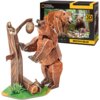 Na zdjęciu znajduje się model 3D przedstawiający niedźwiedzia brunatnego z puzzli, stojący obok drzewa z ulami. W tle widoczny jest karton z napisem "National Geographic Wild Animals 3D Puzzle Brown Bear".
