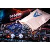 Na zdjęciu znajduje się gra planszowa "Mass Effect" z widocznymi elementami, takimi jak karty, żetony, kostki oraz figurki, a także płócienny woreczek z niebieskim logo. Na pudełku widnieje napis: "Mass Effect Gra Planszowa Priorytet - Hagalaz".