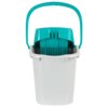 Na zdjęciu znajduje się plastikowe wiadro w kolorze szarym z turkusowym uchwytem i wyciskaczem. Produkt ma prostokątny kształt i gładką powierzchnię.
