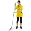 Na zdjęciu widoczny jest mop płaski z długim uchwytem, trzymany przez osobę w żółtym stroju roboczym i żółtych rękawicach. Produkt to "Mop płaski KARCHER TTS Ray Infinity 9.212-034.0".