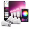 Opakowanie zawiera cztery inteligentne żarówki LED Philips Hue z funkcjami Bluetooth i ZigBee, z oznaczeniem "White and color ambiance" oraz kompatybilnością z systemami Alexa, Apple Home i Google Home. Obok opakowania widoczny jest interfejs aplikacji z kołem kolorów do wyboru barwy światła.