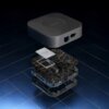 Na zdjęciu widoczna jest rozłożona na części bramka z napisem "hue" na górnej powierzchni, ukazująca wewnętrzne komponenty elektroniczne. Obok znajdują się dwa porty, jeden z nich to port Ethernet.