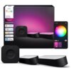Pudełko z zestawem oświetlenia Philips Hue Play Light Bar Starter Kit Pro z widocznymi dwoma lampami i mostkiem, obok którego znajduje się smartfon z aplikacją do sterowania kolorami światła. Na opakowaniu widoczne są logotypy: "matter", "works with Alexa