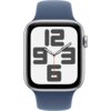 Smartwatch z aluminiową kopertą i niebieskim paskiem sportowym, wyświetla tarczę z dużymi, szarymi cyframi 12, 3, 6 i 9 oraz wskazówkami godzinową, minutową i sekundową.