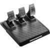 Na zdjęciu widoczne są trzy metalowe pedały zamontowane na czarnej podstawie z geometrycznym wzorem. Na przedniej części podstawy znajduje się logo "THRUSTMASTER".