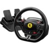 Na zdjęciu widoczna jest czarna kierownica z logo Ferrari na środku oraz zestaw pedałów. Na kierownicy znajduje się napis "THRUSTMASTER" oraz różne przyciski funkcyjne.