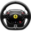 Czarna kierownica z logo Thrustmaster na górze i żółtym emblematem z czarnym koniem pośrodku. Widoczne są przyciski oznaczone symbolami L2, R2, L3, R3 oraz ikony trybu, dźwięku i konsoli.