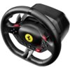 Czarna kierownica z logo Ferrari na środku, wyposażona w czerwone przyciski oznaczone jako L2 i R2 oraz dodatkowe przyciski funkcyjne. Kierownica ma teksturowane uchwyty i elementy z włókna węglowego.