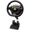 Czarno-czerwona kierownica z logo Ferrari na środku, otoczona przyciskami i elementami sterującymi, z widocznym napisem "THRUSTMASTER" na górze. Pod kierownicą znajduje się zestaw dwóch czarnych pedałów na podstawce.