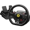 Czarno-czerwona kierownica z logo Ferrari na środku, z widocznymi przyciskami i pedałami w tle. Na górze kierownicy widoczny jest napis "THRUSTMASTER".
