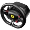 Czarna kierownica z logo Ferrari na środku, wyposażona w różne przyciski i elementy sterujące, w tym przyciski oznaczone literami X, A, B oraz symbolem Xbox. Kierownica ma teksturowane uchwyty i elementy z wyglądem włókna węglowego.