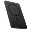Czarny powerbank z widocznym logo "qi2" na powierzchni, posiada okrągły wzór oraz kilka oznaczeń certyfikacyjnych, takich jak CE i UKCA. Na dolnej krawędzi znajduje się port USB w kolorze żółtym.