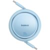 Na zdjęciu widoczny jest błękitny, okrągły mechanizm zwijający z napisem "baseus" oraz "100W Retractable Charging Cable". Z mechanizmu wychodzą dwa kable zakończone wtykami USB-C.