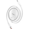 Biały, zwijany kabel USB-C do USB-C o długości 1,5 m z widocznym logo "baseus" oraz oznaczeniem "100W Retractable Charging Cable". Kabel jest częściowo rozwinięty, a jego końcówki są widoczne po obu stronach okrągłej obudowy.