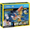 Na zdjęciu znajduje się opakowanie produktu "Puzzle 3D CUBIC FUN National Geographic Mikroskop 306-DS1127H" z kolorową grafiką przedstawiającą model mikroskopu oraz teksty: "MIKROSKOP", "Weź udział w biologicznej wycieczce po mikroskopijnym świecie!", "po