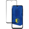 Na zdjęciu widoczne jest szkło hartowane z czarną ramką, przeznaczone do telefonu Samsung Galaxy A16 4G/5G/A17 4G/5G. W tle znajduje się telefon z niebieskim ekranem, na którym widoczna jest żółta tarcza.