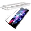 Na zdjęciu widoczne jest szkło hartowane 3MK HardGlass Max do telefonu, umieszczone nad ekranem urządzenia z kolorową grafiką. W tle znajduje się przezroczysta ramka montażowa.