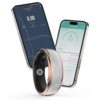 Na zdjęciu widoczny jest pierścień w kolorze różowego złota oraz dwa smartfony z aplikacjami fitness. Na ekranie jednego z telefonów widnieje napis: "Running outdoors GPS fix 0.00 Kilometers Average pace Heart rate", a na drugim: "Physical recovery 0 Reco
