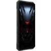 Przedstawiony jest smartfon z dużym ekranem, na którym widoczna jest grafika przypominająca futurystyczny hełm z czerwonymi akcentami. Na bocznej krawędzi urządzenia znajduje się przycisk z napisem "TITAN CAMERA".