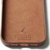 Brązowe etui skórzane z widocznym okręgiem na środku, przeznaczone do Apple iPhone 17 Pro, z wytłoczonym logo "MUJJO BY TROUBADOUR" na dole. Produkt posiada wycięcia na porty i przyciski.