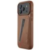 Brązowe etui skórzane z funkcją portfela, przeznaczone do Apple iPhone 17 Pro Max, z widocznym miejscem na kartę oraz wytłoczonym napisem "MUJJO". Na etui znajdują się przyciski oraz wycięcia na aparat i inne elementy telefonu.
