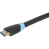 Czarny kabel HDMI z niebieskim akcentem przy złączu, posiada plecioną osłonę i złocone końcówki. Na złączu widoczne jest logo w kształcie litery "M".