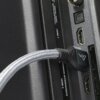 Na zdjęciu widoczny jest kabel HDMI podłączony do portu HDMI w urządzeniu, z widocznym tekstem "DIGITAL AUDIO OUTPUT(OPTICAL)" oraz "HDMI 1". Kabel ma plecioną osłonę i wtyczkę z logo w kształcie litery "V".