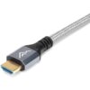 Na zdjęciu znajduje się kabel HDMI z plecionym, srebrnym oplotem i czarną, gumową osłoną przy złączu. Na metalowej części złącza widoczne jest białe logo w kształcie dwóch zygzaków.