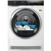 Na zdjęciu widoczna jest suszarka Electrolux z serii 700 DelicateCare z pompą ciepła, z otwartymi drzwiczkami, w których znajduje się niebieski i biały materiał. Na panelu sterowania widoczne są różne opcje programów oraz czas 2:30, a także logo Electrolux.